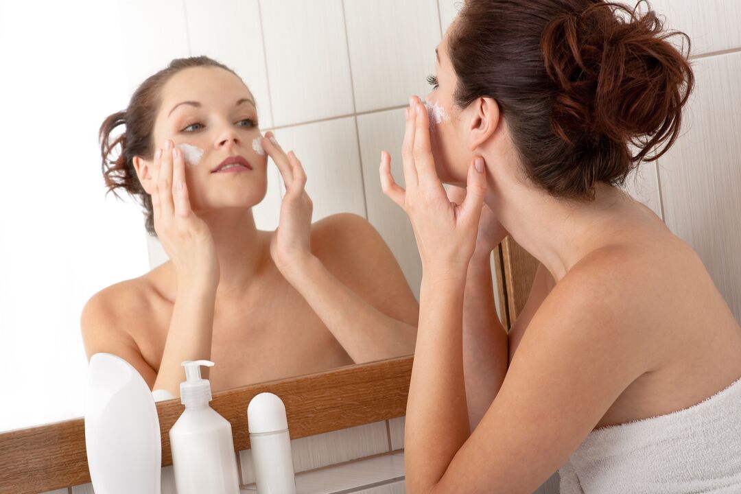 Appliquer la crème Eudalie pour le rajeunissement du visage